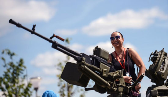 	فتاة من المنظمين تقف على دبابة -اليوم السابع -6 -2015